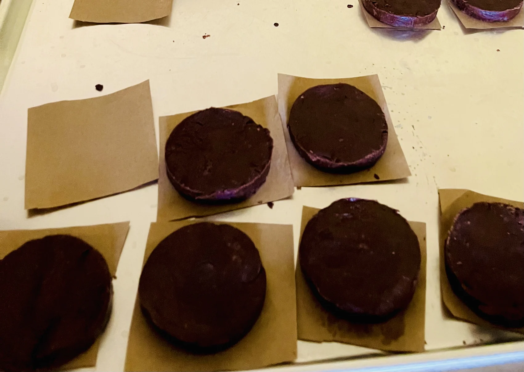 Tablillas redondas de chocolate artesanal elaboradas por la familia Hernández