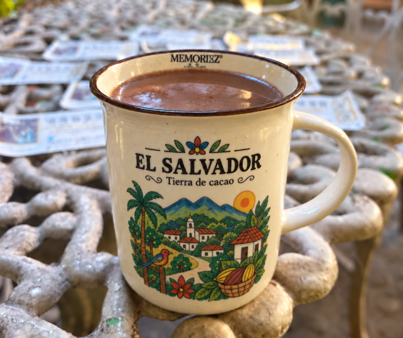 Taza de chocolate caliente de El Salvador preparada para compartir