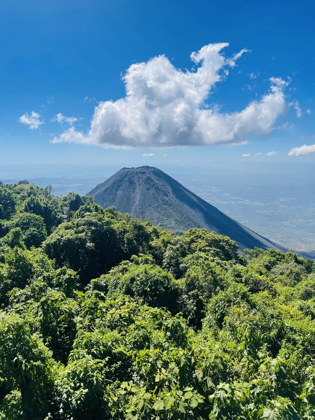 Volcán de Izalco bajo el cielo de Sonsonate